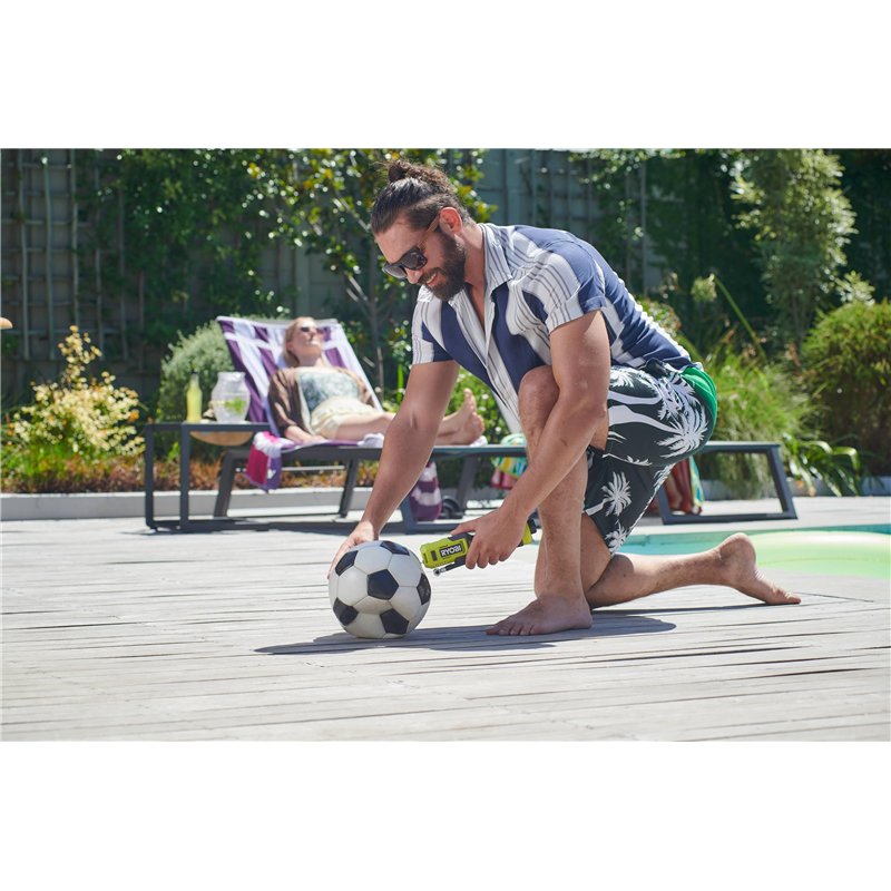 Image secondaire de RYOBI Gonfleur 4V USB Lithium - jusqu'à 6,9 bars - Câble USB-C - 1 batterie 4V 2,0 Ah USB Lithium - Livré avec 3 embouts de gonf