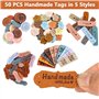 PIWOSGOL Étiquettes Faites Main Étiquettes Cuir PU 50 pièces, Étiquettes Relief Fabriquées Main avec Trous pour Tricot et Croche