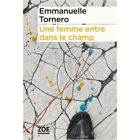 Une femme entre dans le champ