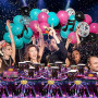 Shamoparty Lot de 61 décorations disco pour fête de 80 et 90 avec assiettes de 22,9 cm, gobelets, serviettes et grandes nappes -