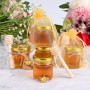 Weinsamkeit 30Pcs 45ml Mini Pots à Miel en Verre Hexagonaux avec Louches en Bois, Pendentifs Abeille,Sacs de sable en maille,Éti