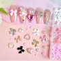 KIRZAX Set Charms Ongles 12 Compartiments, 3D Noeud Papillon en Résine+Perles/Cœur/Fleur, avec Crayon de Cire & Pince à Strass,