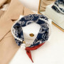 Goktvai Collier Écharpe Magnétique en Soie avec Breloque, Style Rétro Imprimé Floral Satin Carré Collier Bandana Accessoire de M