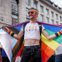 PHOGARY 6PCS LGBTQ Ensemble de Cape de Drapeau de la Fierté Gay, Y compris Drapeau Arc-en-Ciel Bandeau Bracelets Lunettes de Sol